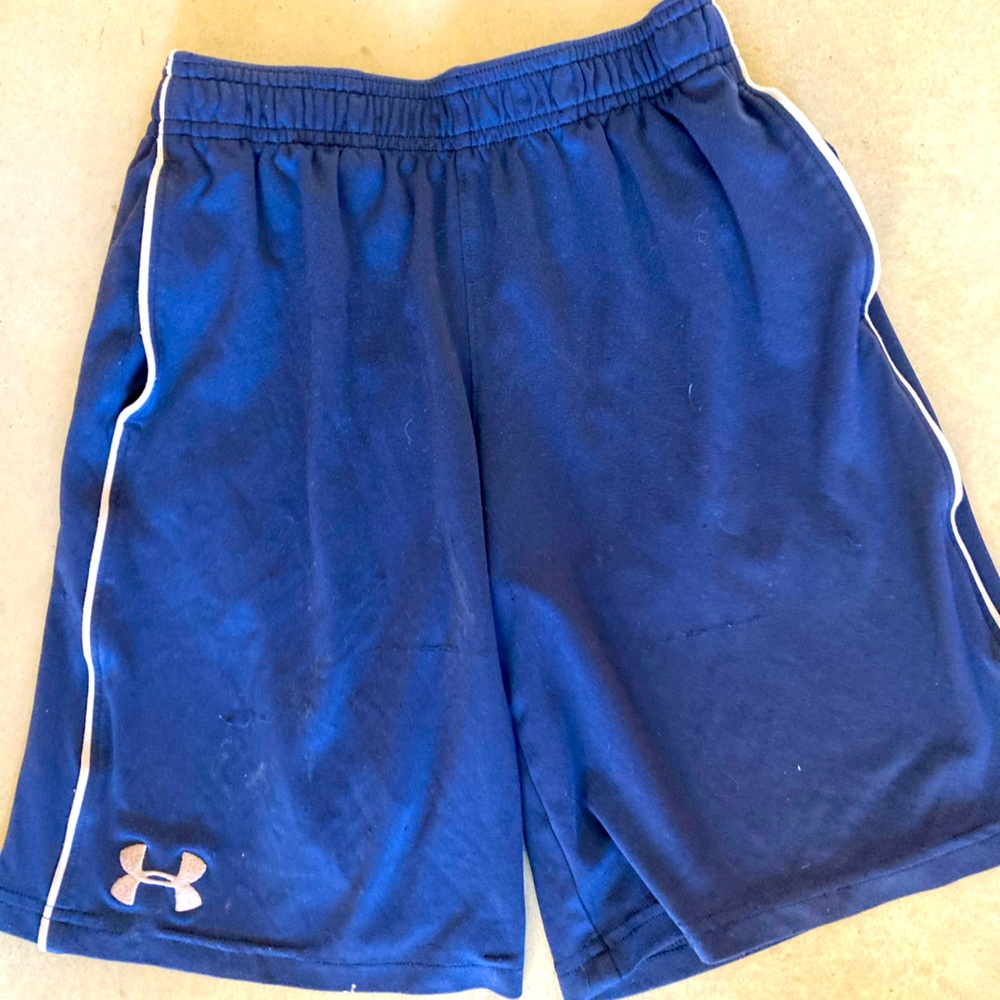 Under armor navy blue, active shorts, size extra small. Very good condition.